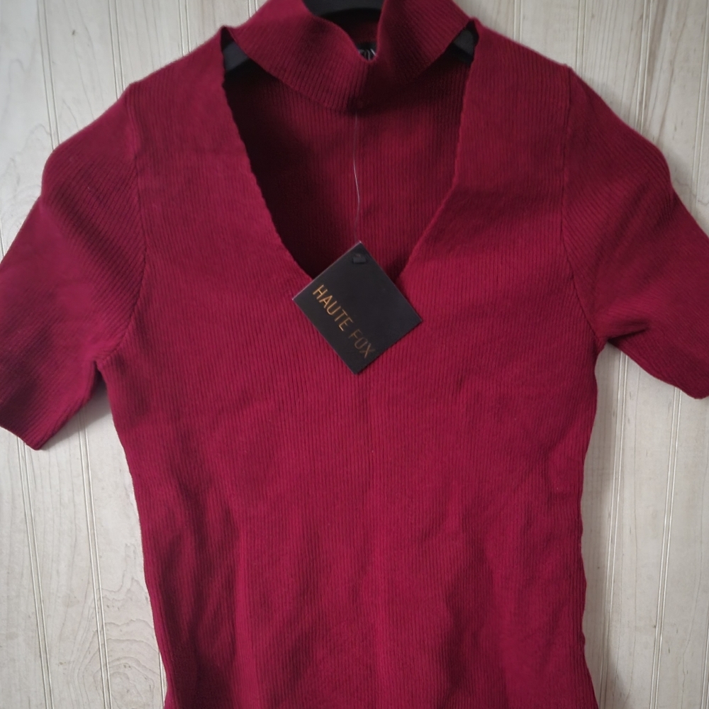 Cute burgundy top.